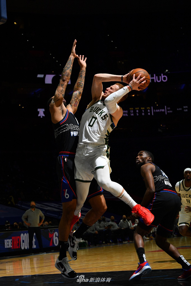NBA集锦雄鹿主场强势发挥三分雨倾盆而下击溃对手防线精彩瞬间连连