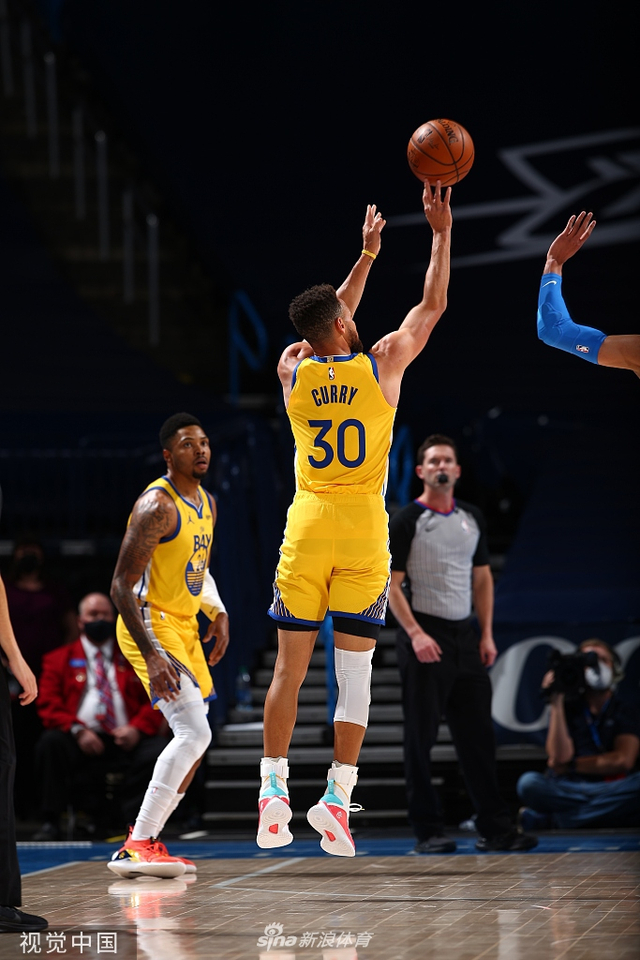 雷霆勇士挥舞着闪电之剑穿越时空守护古老王国的荣耀