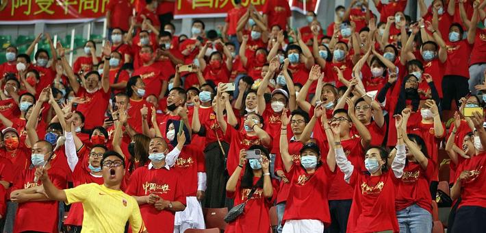 中国球迷现场助威国足 加油渐渐变沉默