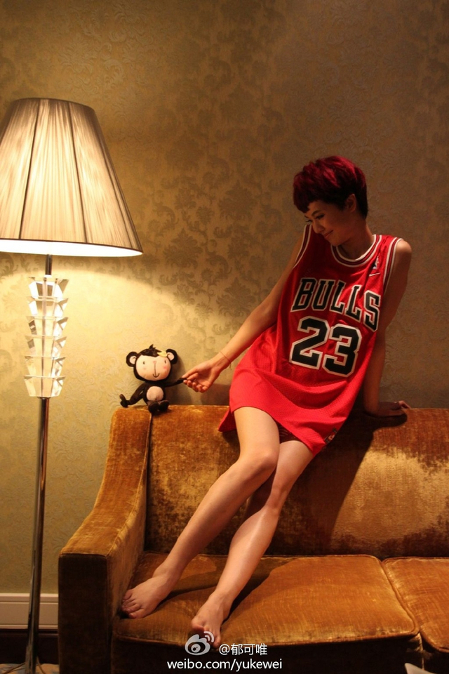 aj女孩郁可唯美腿上热搜