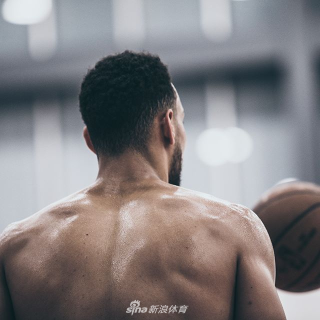 本西蒙斯发布个人最新训练照