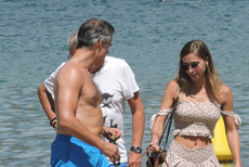 格策女友与家人度假抹胸大秀香肩蛮腰