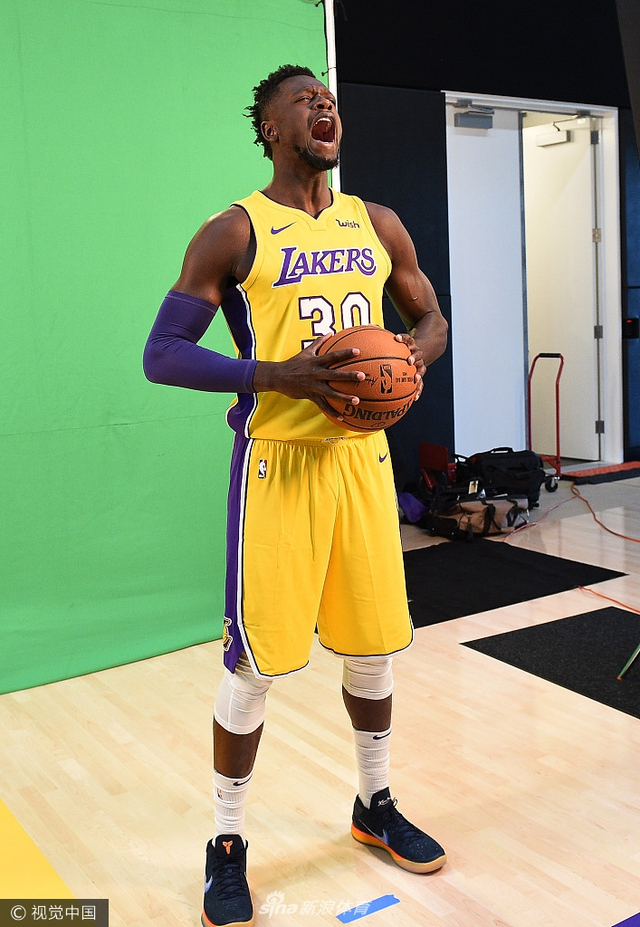 球哥亮相湖人媒体日受追捧