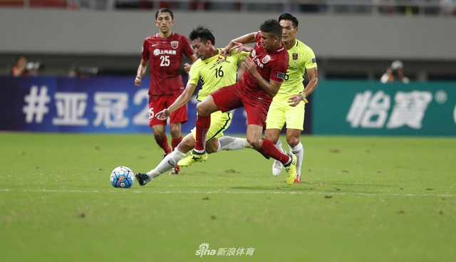 埃尔克森全力拼抢