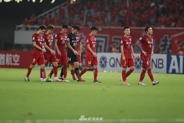 上港队员无奈收获平局