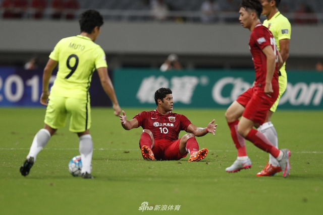 胡尔克被放倒在地