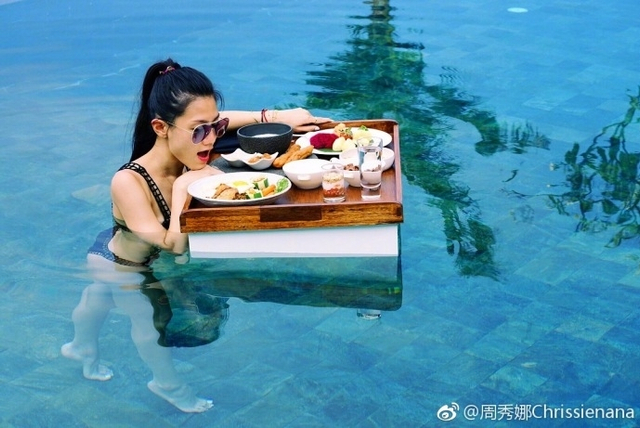 香港女星穿比基尼戏水秀好身材