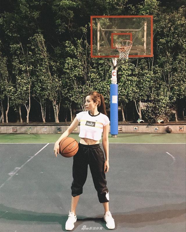 模特小姐姐最爱篮球和杜兰特 想和她一起打球吗