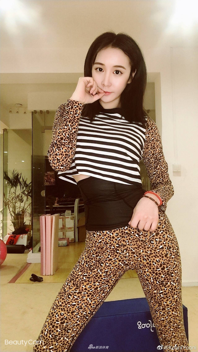 "一字马女神"鲍语嫣晒美照 身体柔软