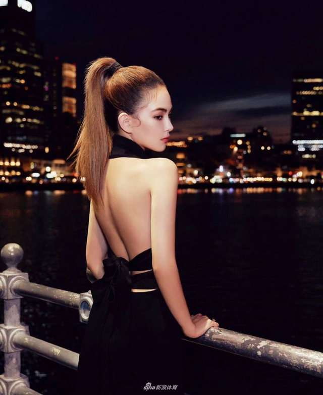 昆凌露美背太撩人 肌肤白皙好身材羡煞路人