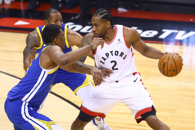 卡哇伊被勇士双人包夹