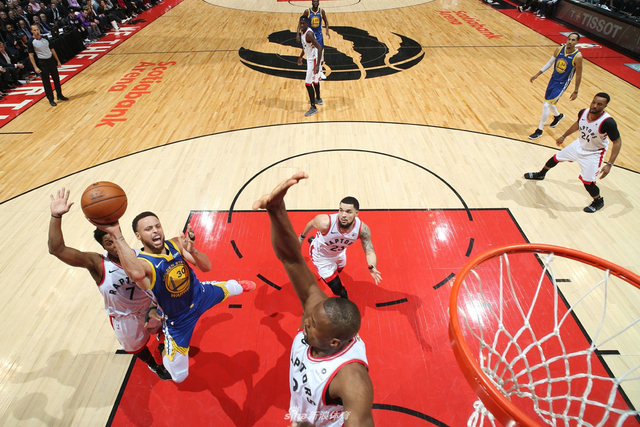 库里遭遇多人拦截