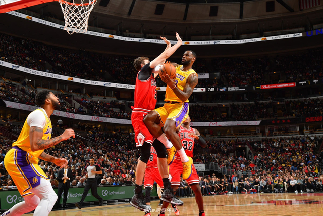 湖人主场逆转勇士