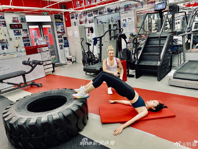 姚晨晒健身照 身材紧致四肢修长