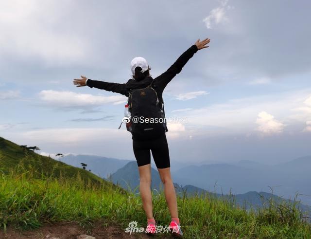 健身美女邀你一起去爬山 感受运动时刻的快乐