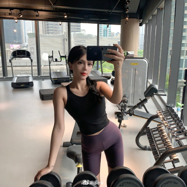 健身的小姐姐身材超棒 w640slw.jpg