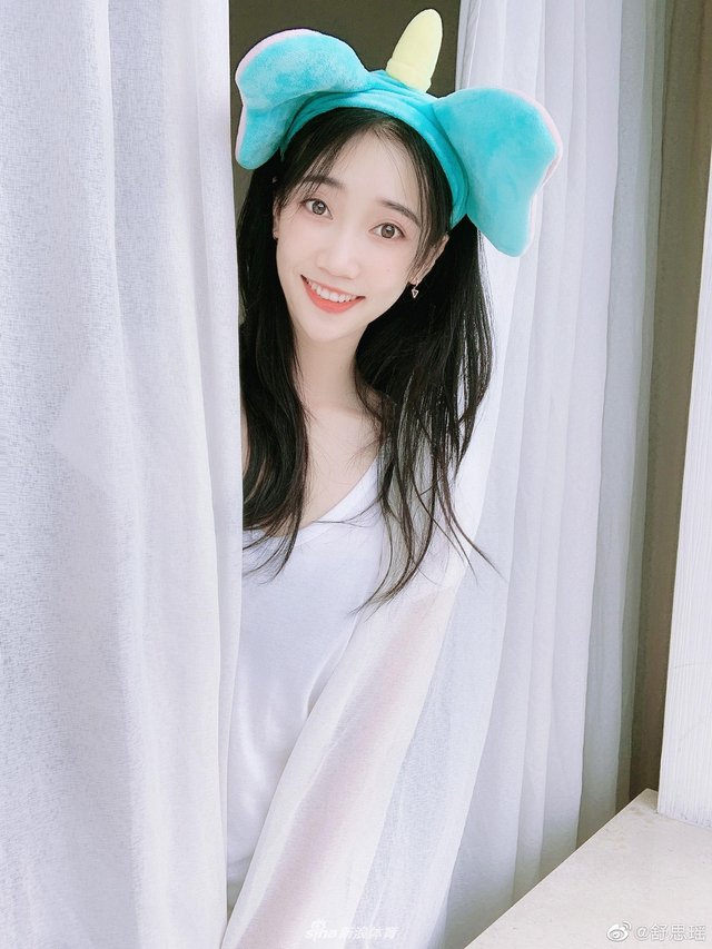 艺术体操美女舒思瑶晒美照 大长腿太吸睛