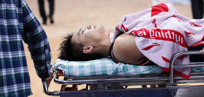 赵睿摔倒疑似头部受伤 被抬上担架接受治疗