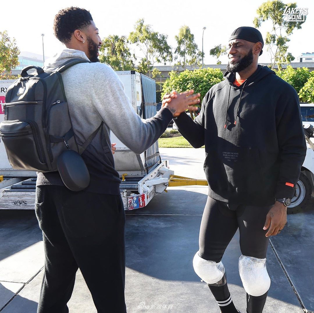 湖人户外活动考辛斯现身！詹姆斯霍华德大秀健硕肌肉