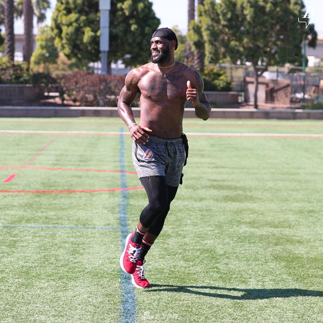 湖人户外活动考辛斯现身