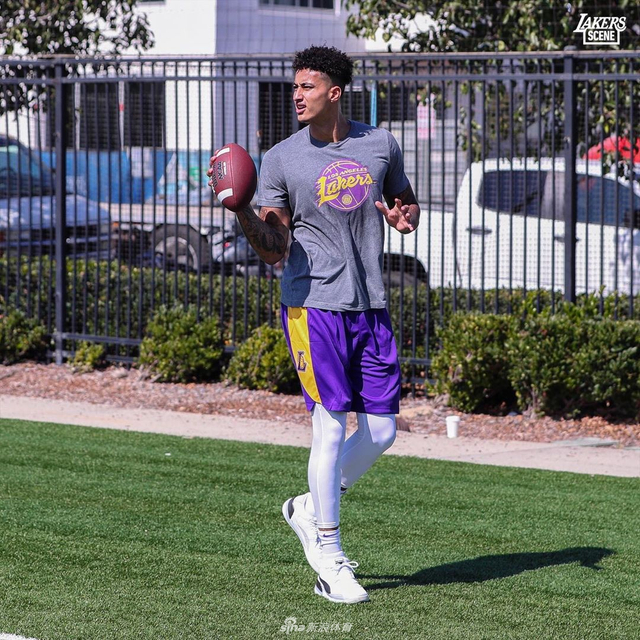 湖人户外活动考辛斯现身！詹姆斯霍华德大秀健硕肌肉