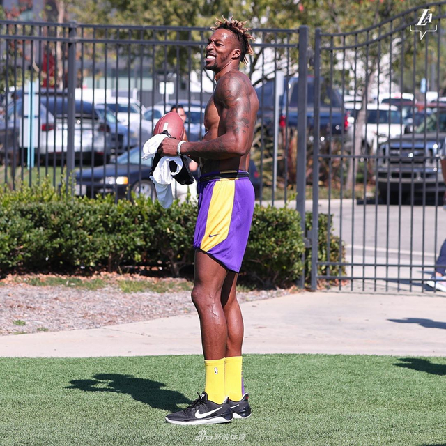 湖人户外活动考辛斯现身！詹姆斯霍华德大秀健硕肌肉