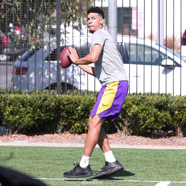 湖人户外活动考辛斯现身！詹姆斯霍华德大秀健硕肌肉