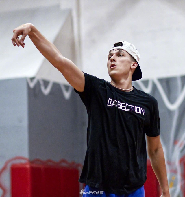 希罗外线火力全开 连续三分命中锁定比赛胜负