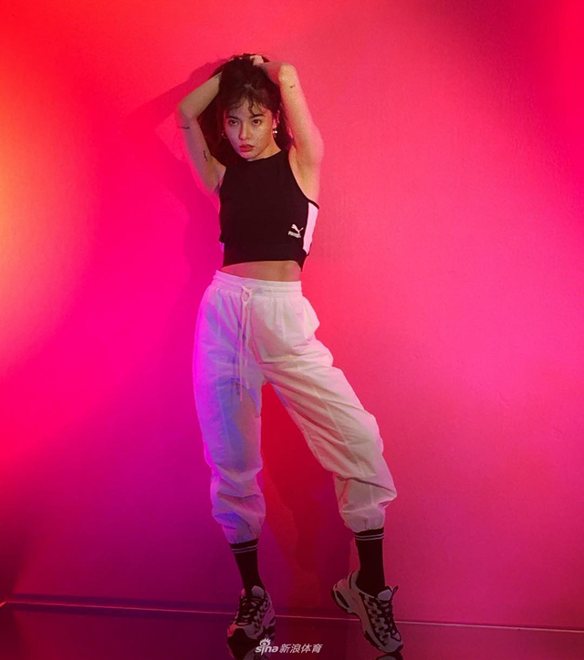 泫雅拍最新运动写真 红唇性感火辣美腿