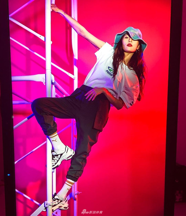 泫雅拍最新运动写真 红唇性感火辣美腿