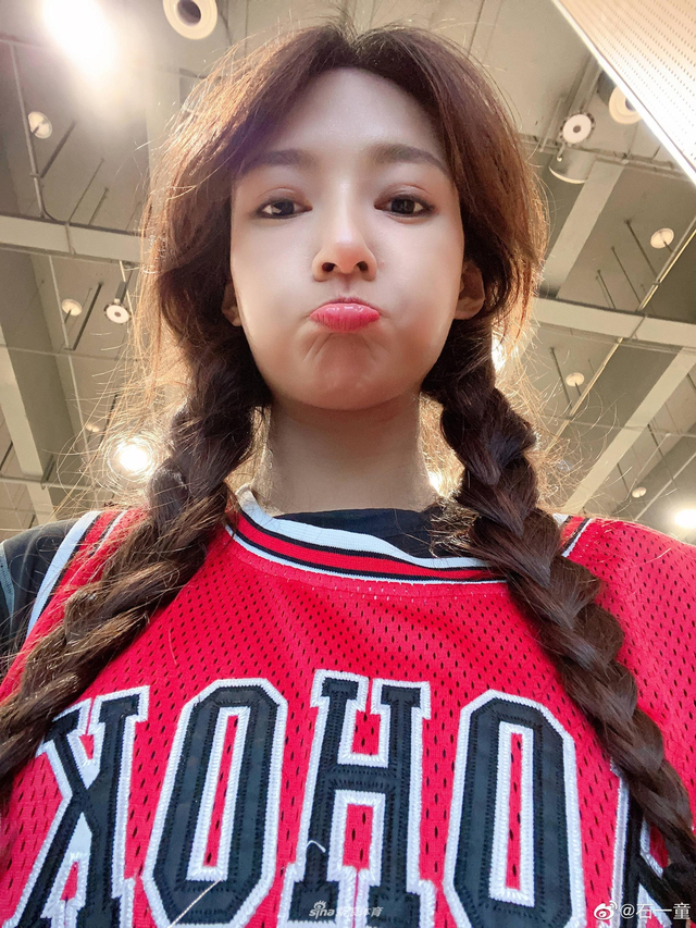 篮球女神石一童晒美照