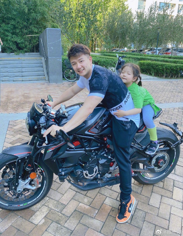 体操奥运冠军陈一冰晒萌娃 父女同框画面温馨有爱