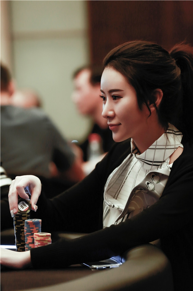 高清-德州扑克美女牌手张晨旭