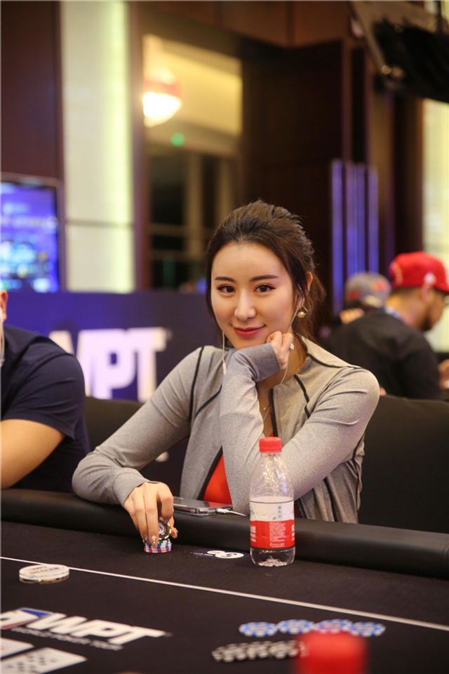 高清-德州扑克美女牌手张晨旭_新浪图片