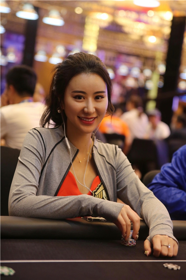 高清-德州扑克美女牌手张晨旭_新浪图片