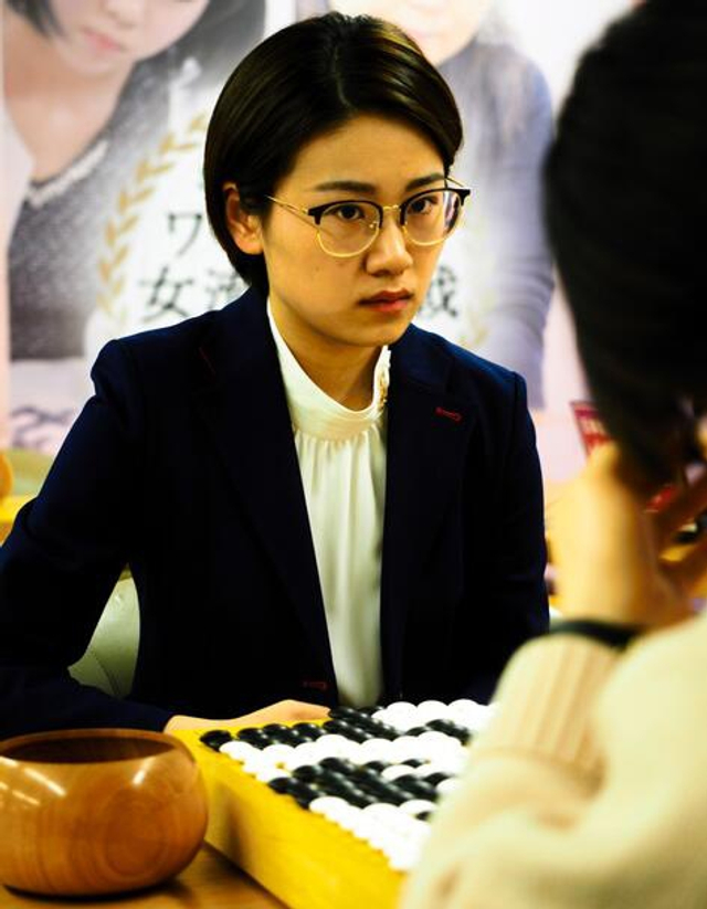 幻灯-扇兴杯女子围棋最强战 於之莹获奖捧杯