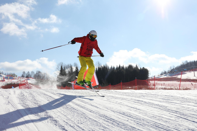 双板选手在比赛中