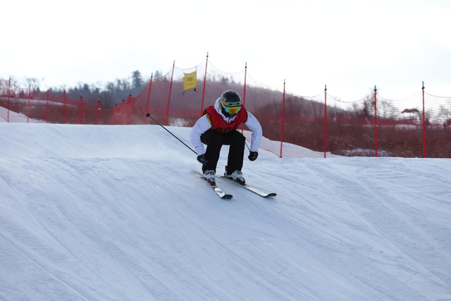 双板选手在比赛中