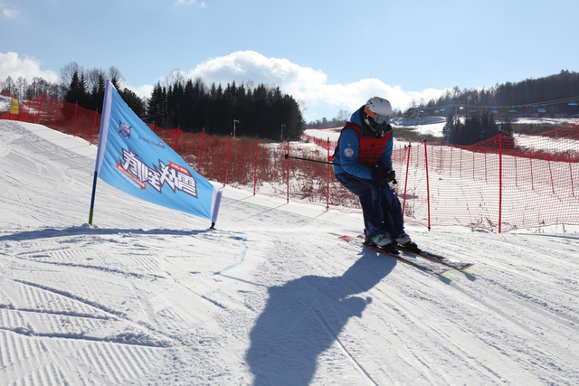 双板选手通过旗门