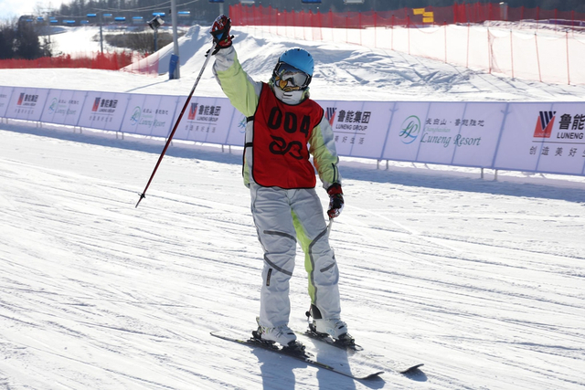 选手通过终点握拳庆祝