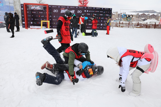 开赛前选手嬉戏