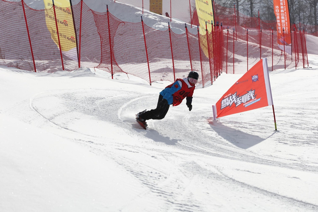 单板选手在比赛中