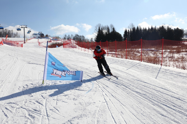 双板选手在比赛中