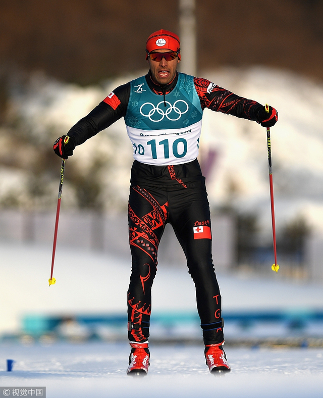 首次参加冬奥会的汤加旗手皮塔最终以56分41秒1的成绩完赛,获得第114