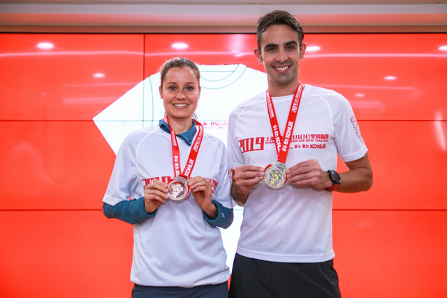 现场模特展示参赛服和奖牌