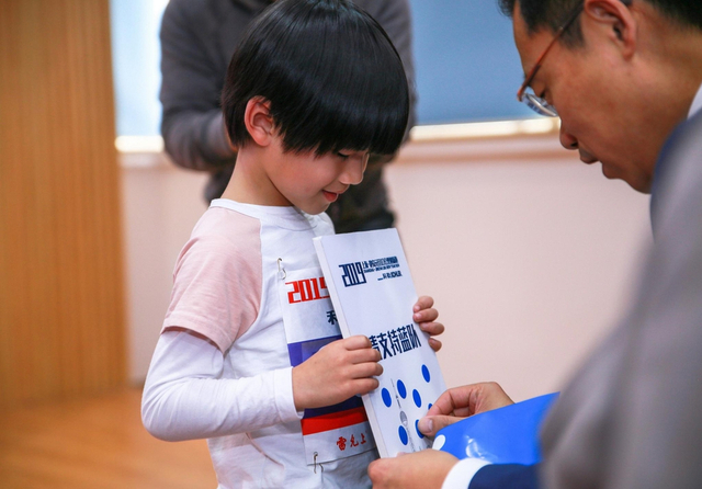 小朋友邀请现场嘉宾支持红蓝对抗