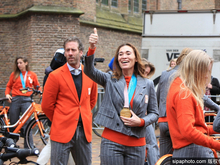 荷兰冬奥获奖运动员骑行亮相