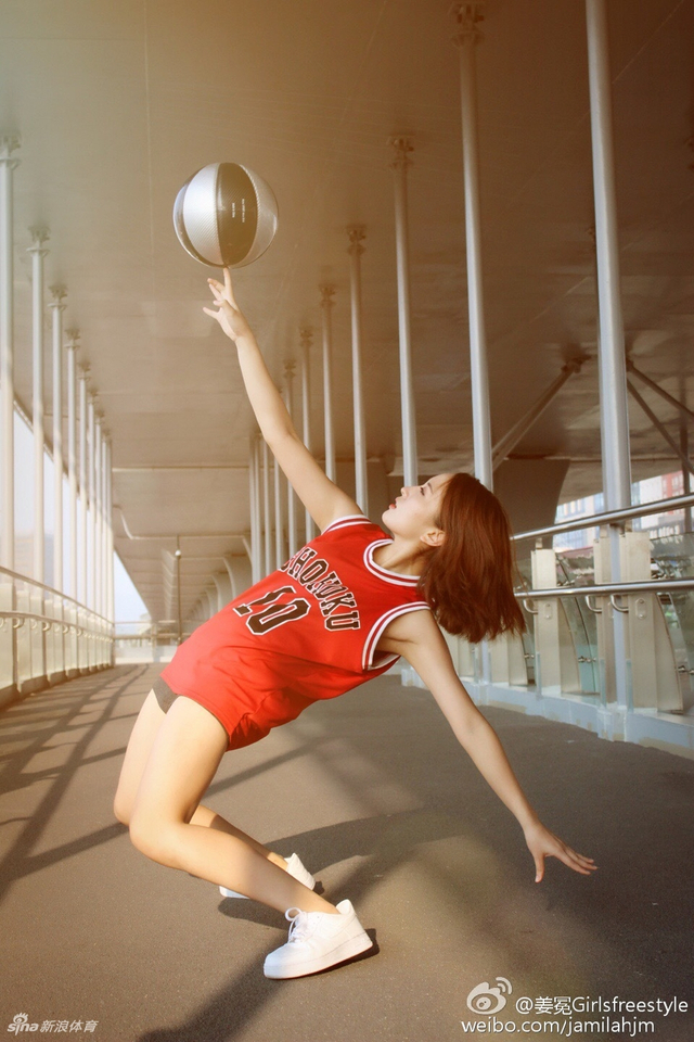 jm姜冕 是一位花式篮球女选手,明明能靠颜值吃饭偏要靠技术!