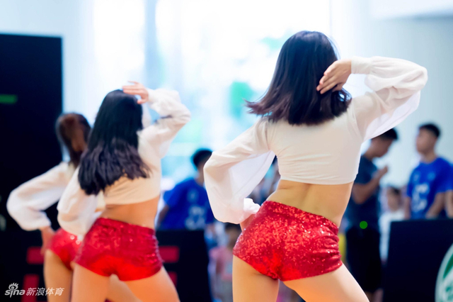 啦啦队魅力四射热舞助威黄金联赛