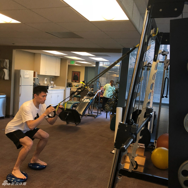 北京后卫刘晓宇微博分享照片,健硕肌肉一览无余.